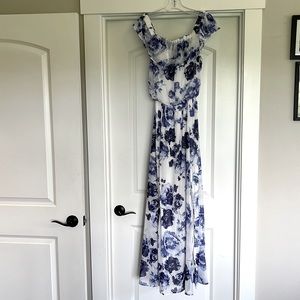 Very pretty blue and white floral dress with sleet on left side